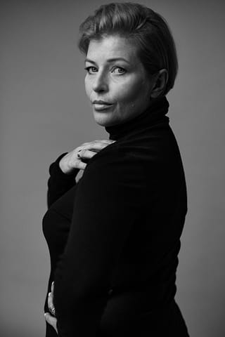 Portretowa sesja kobieca w czerni i bieli Poruszający portret kobiety w czarnym golfie. Sesja kobieca zrealizowana we wnętrzach studia w Warszawie.